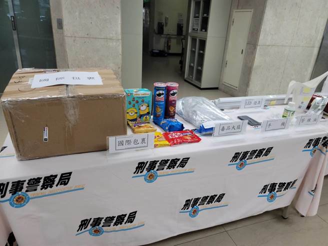 刑事局查获自加拿大寄来台湾的零食包裹中，夹藏1公斤的大麻花。(林郁平摄)