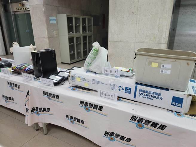 刑事局查获自加拿大寄来台湾的零食包裹中，夹藏1公斤的大麻花。(林郁平摄)