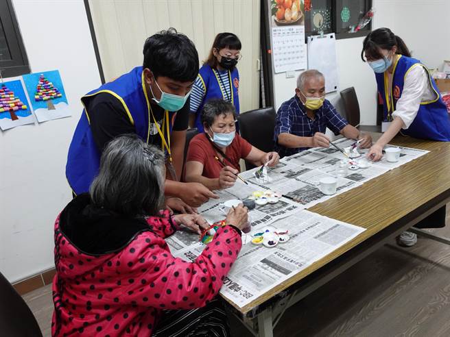 花莲老家协会乐智据点的失智长者们，万圣节前夕在慈大学生带领下，绘制专属自己的「搞怪面具」。（花莲老家协会提供／罗亦晽花莲传真）