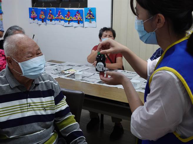 花莲老家协会乐智据点的失智长者们，万圣节前夕在慈大学生带领下，绘制专属自己的「搞怪面具」，认识这个西洋节日，虽然长辈有听没有懂，但在活动过程中玩得相当开心。（花莲老家协会提供／罗亦晽花莲传真）