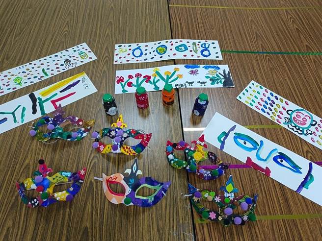 花莲老家协会乐智据点的失智长者们，万圣节前夕在慈大学生带领下，绘制专属自己的「搞怪面具」。（花莲老家协会提供／罗亦晽花莲传真）