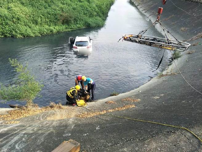高雄凤山区北昌五街27日下午3时许发生一起交通意外，薛姓女子连人带车掉进排水沟内。（翻摄照片／杨舒婷高雄传真）