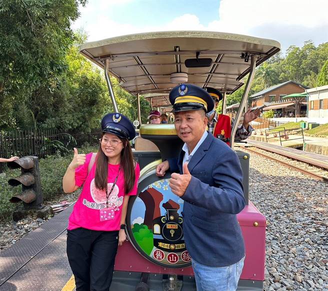 祺峰休閒事業董事長游志勇今天除擔任列車長角色。（華山基金會提供／李京昇苗栗傳真）