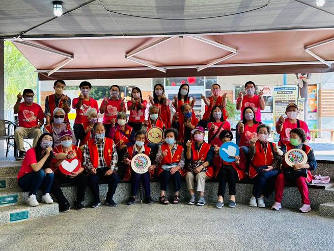 華山基金會今天帶長輩們前往苗栗三義搭乘鐵道自行車。（華山基金會提供／李京昇苗栗傳真）