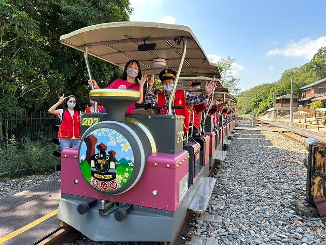 眾人開心體驗搭乘鐵道自行車。（華山基金會提供／李京昇苗栗傳真）