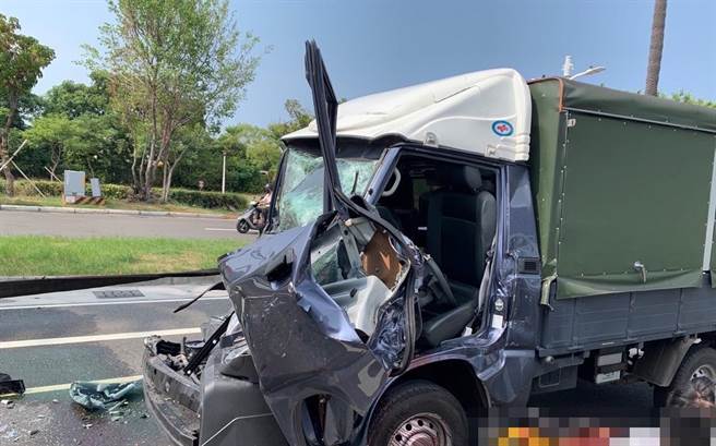 可见小货车车头严重毁损。（翻摄照片／高雄洪靖宜传真）