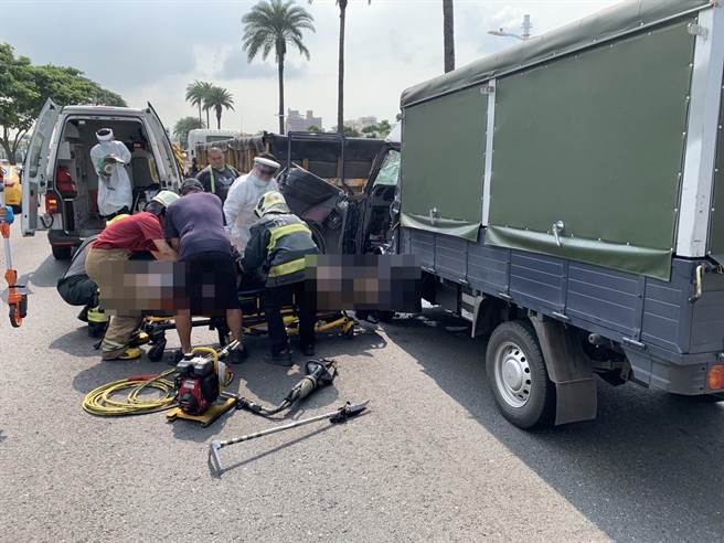 消防人员将伤者救出后紧急送医。（翻摄照片／高雄洪靖宜传真）