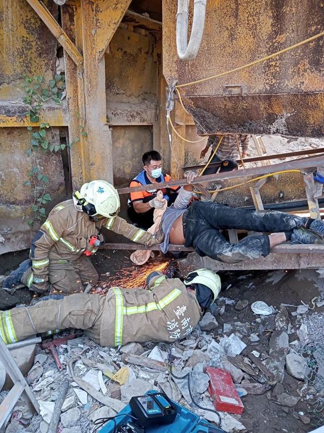 消防人員利用各式救災破壞器材進行機具破壞，將患者脫困。（讀者提供／張毓翎台南傳真）