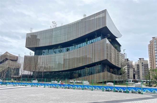 桃园市立图书馆新总馆座落在艺文广场，试营运日期预计延期至12月上旬。（陈梦茹摄）