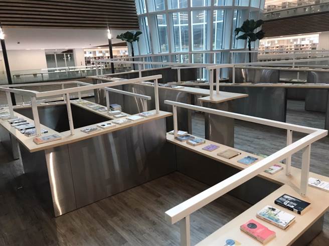 桃园市立图书馆新总馆为复合式建筑，分为图书馆栋及电影院栋，为完善馆内设备，近期举办3场压力测试，邀请专家、身障团体入馆勘查，用放大镜揪出缺点。（桃园市政府文化局提供／陈梦茹桃园传真）