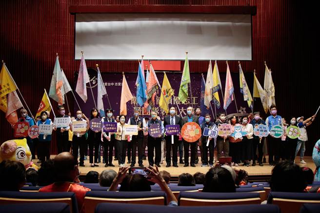 台中市政府衛生局舉辦衛生保健績優志工及團隊表揚大會，表揚特殊貢獻獎1名、績優志工團隊獎3隊與松馨獎、梅馨獎及蘭馨獎共88名。（馮惠宜攝）