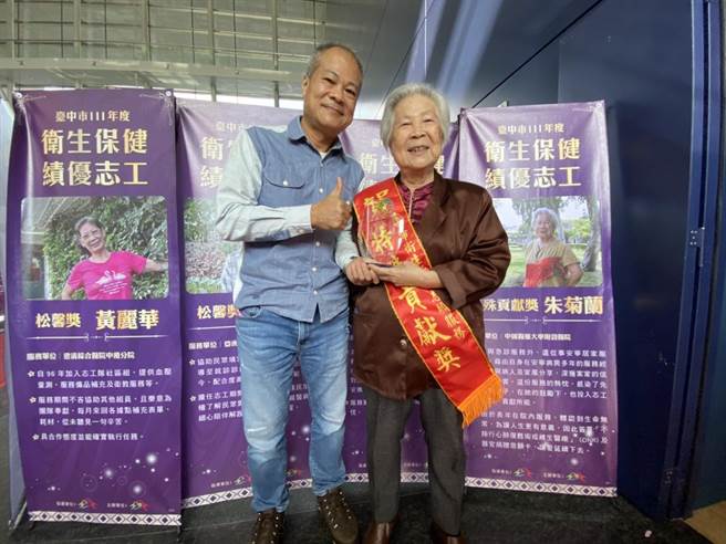 80歲的朱菊蘭（右）48歲時投入醫院志工行列，穿梭急診室、安寧病房，30多年下來不曾間斷。（馮惠宜攝）