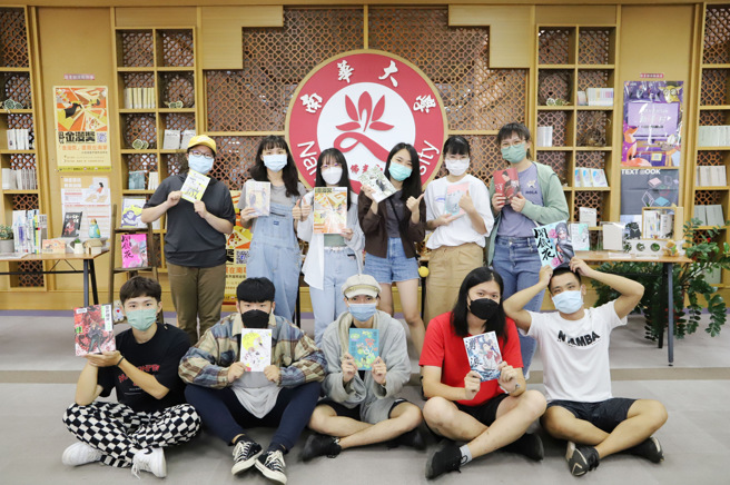 南华大学即日起至11月18日于无尽藏图书馆一楼主题书展区举办「金漫奖在南华」特展。(照片/南华大学提供)