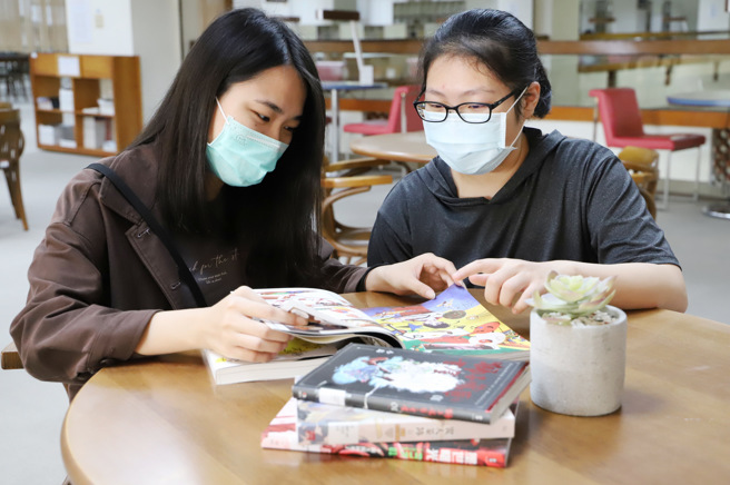 南华大学近年持续购入优秀的台漫作品，本届金漫奖多数的入围与得奖作品都已收藏于馆内。(照片/南华大学提供)