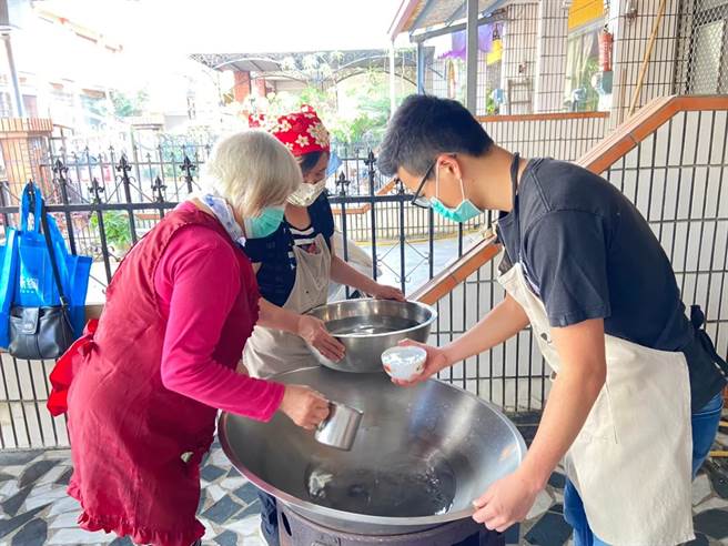 顶新和德文教基会除了以经费支持扶助老人的社福团体外，近年也透过「爱的GOOD力」好物网路商店推广爱心产品，协助社福团体自食其力筹措营运经费。（财团法人愚人之友社会福利慈善事业基金会提供／林良齐台北传真）