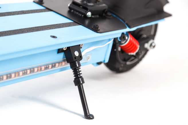 其中一派网友认为机车侧柱只要轻轻一踢就能停车，相当方便。（图／Shutterstock提供）