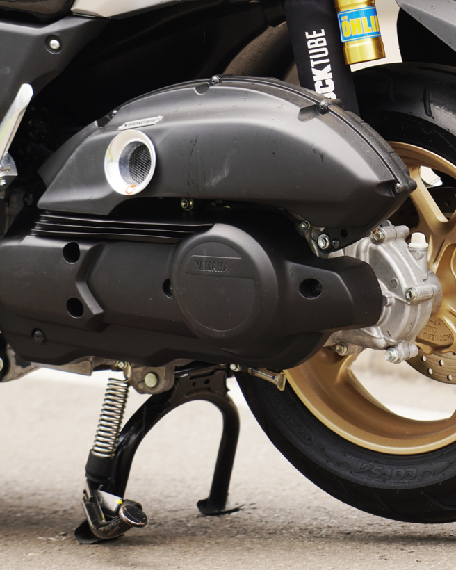 一派网友认为，机车停车必须立中柱，才不会影响到停在隔壁的骑士。（图／Shutterstock提供）