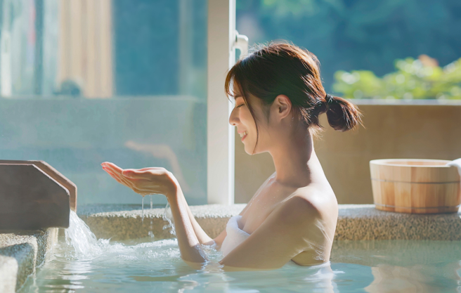 大陸一名女子與朋友入住民宿，發現廁所內浴缸底部竟是透明的，讓她們看了超尷尬。(示意圖/達志影像)