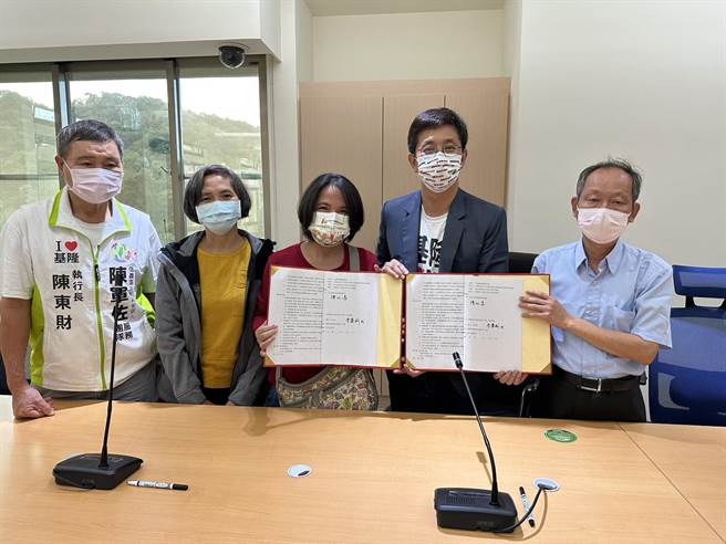 在立法委員蔡適應（圖右2）陪同下，民生世界社區居民代表與水公司一區處副處長李基城（圖右1）完成合約的簽署。（蔡適應服務處提供／張志康基隆傳真）