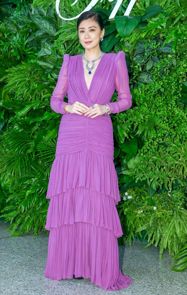 Tiffany & Co.珠宝展百亿珠宝登台，戏剧女神贾静雯挺深V爆乳力挺。（粘耿豪摄）