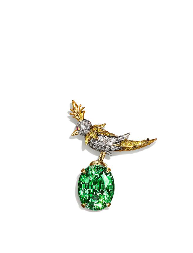 今年Tiffany珠宝有逾50件「石上鸟」胸针，主石为单颗重逾47克拉沙弗莱石。（Tiffany & Co.提供）