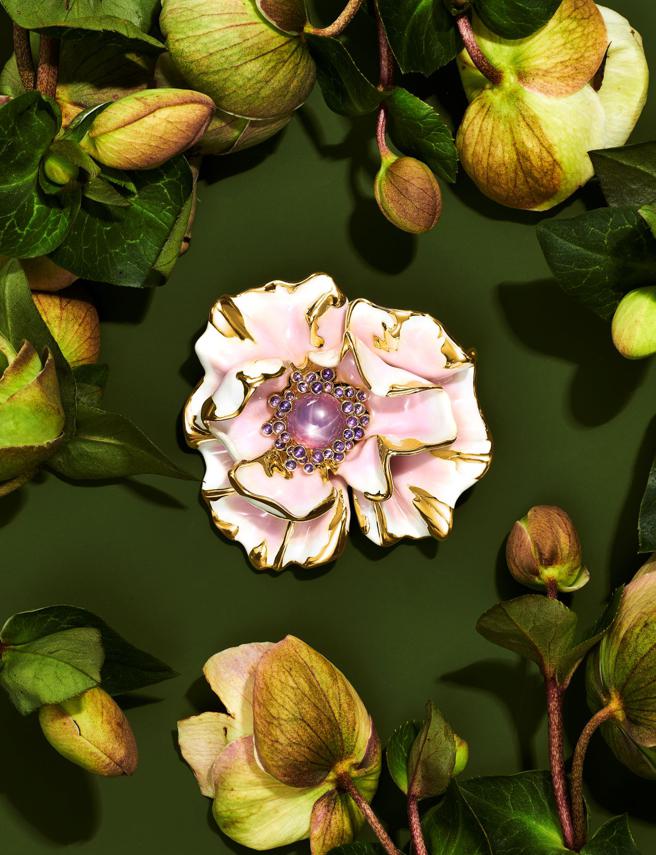 Tiffany Blue Book BOTANICA虞美人花朵胸针，主石逾15克拉星光蓝宝石。（Tiffany & Co.提供）