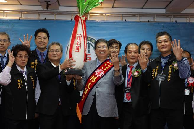 商业会后援会致赠好彩头，力挺杨文科再做4年。（杨文科竞选总部提供／罗浚滨新竹传真）