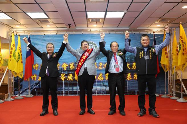 杨文科成立商业会后援会，与商业界支持者高举双手展现连任气势。（杨文科竞选总部提供／罗浚滨新竹传真）