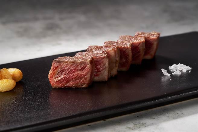 「乐葵法式铁板烧」开幕推出地表最强CP值菜单，其中「Prime 牛小排」精挑美国安格斯PRIME牛小排，运用铁板高温封住肉汁，经过煎与静置等工序，肉汁香浓甘甜，吃起来软嫩有嚼劲。（新天地提供／冯惠宜台中传真）