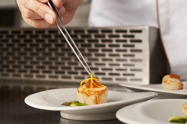 「北海道干贝、橙丝鱼卵」精选北海道生食干贝，大火乾煎，搭配上方的鲑鱼卵以及柳橙丝独特清香，佐玫瑰盐、胡椒带出干贝最原始纯粹的味道。（新天地提供／冯惠宜台中传真）