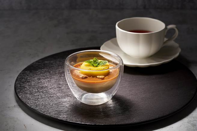 「火焰苹果卡士达慕斯、焦糖酱」，主厨发挥巧思将法式火焰薄饼与苹果卡士达慕斯巧妙结合，也为地表最强CP值菜单画下完美句点。（新天地提供／冯惠宜台中传真）