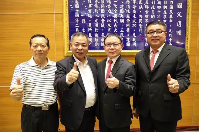 新竹縣副縣長陳見賢（左二）代表縣長楊文科，感謝新竹縣議會議長張鎮榮（右二）、副議長王炳漢（右一）及所有縣議員支持。（新竹縣政府提供／羅浚濱新竹傳真）