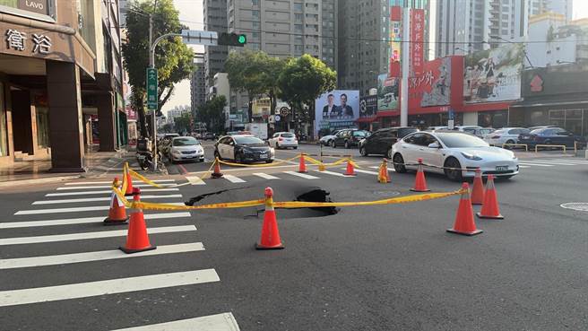 台中市南屯区大墩路与大墩五街口前今天下午3点20分左右发生路面塌陷。（民眾提供／张亦惠台中传真）