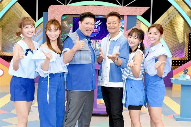 篮篮（左起）、张文绮、曾国城、徐乃麟、徐凯希、巫苡萱将一同主持《天才衝衝衝》。（华视提供）