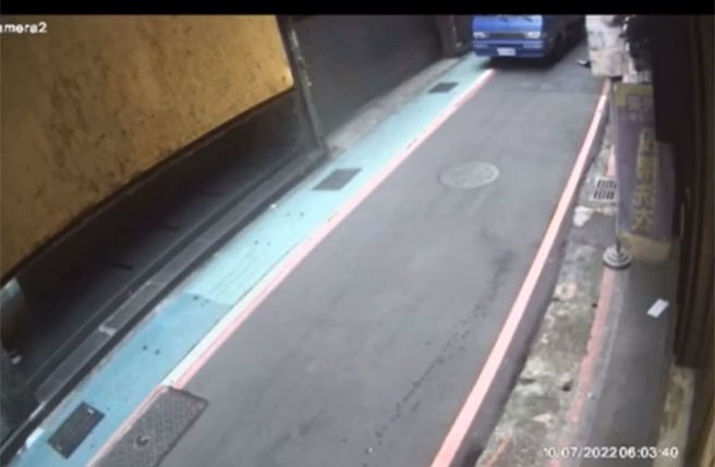 51岁林姓男子，日前凌晨5时许，在北市中山区喝醉酒路倒在中山北路一段135巷内，陈嫌当日开货车经过，发现林男不胜酒力倒在地上呼呼大睡，遂下车查看，并将林男的随身包包偷走扬长而去。(翻拍影片)