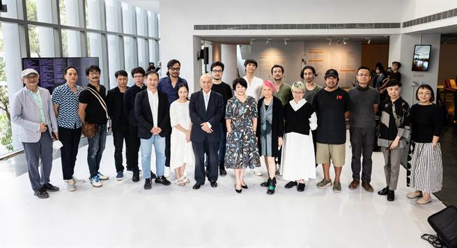 台新艺术奖20周年大展，台新文化艺术基金会董事长郑家钟（前排左3）、总策画林曼丽（前排左4）与艺术家共创面向未来的大展。（台新艺术奖提供）