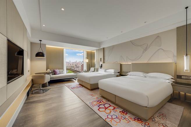 家庭客房一晚含四客豪享自助早餐，原價2萬6400元，下殺2.7折，只要6999元。（柯宗緯翻攝）