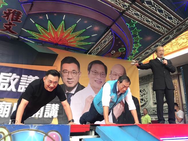 前国民党主席江启臣以「乡民启议」为题展开全台辅选，27日下午到屏东万丹乡万惠宫替县长候选人苏清泉站台，由艺人郭子乾扮演「苏真衝」上演不分蓝绿支持苏清泉戏码。（谢佳潾摄）