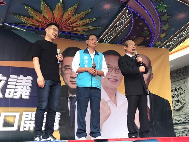 前国民党主席江启臣以「乡民启议」为题展开全台辅选，27日下午到屏东万丹乡万惠宫替县长候选人苏清泉站台，由艺人郭子乾扮演「苏真衝」上演不分蓝绿支持苏清泉戏码。（谢佳潾摄）