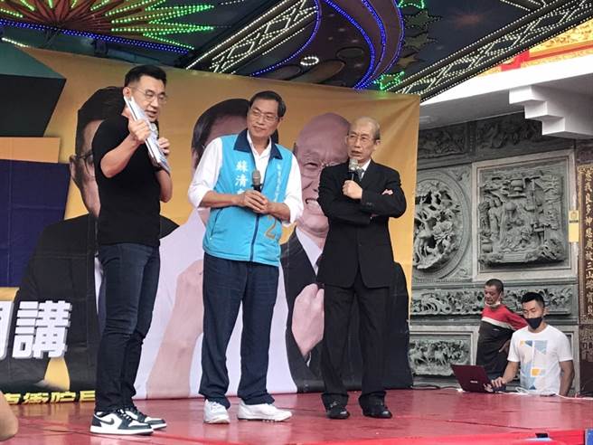 前国民党主席江启臣以「乡民启议」为题展开全台辅选，27日下午到屏东万丹乡万惠宫替县长候选人苏清泉站台，由艺人郭子乾扮演「苏真衝」上演不分蓝绿支持苏清泉戏码。（谢佳潾摄）