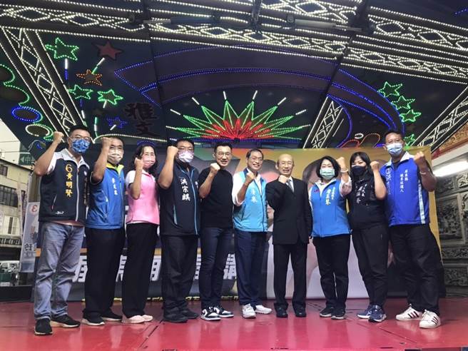 前国民党主席江启臣以「乡民启议」为题展开全台辅选，27日下午到屏东万丹乡万惠宫替县长候选人苏清泉站台，由艺人郭子乾扮演「苏真衝」上演不分蓝绿支持苏清泉戏码。（谢佳潾摄）