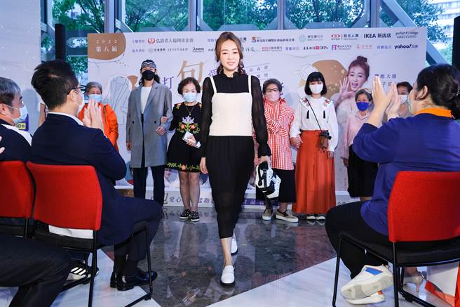 弘道老人福利基金会臺北服务处举办「打『包』爱心『衣』起助老二手精品义卖会」活动，响应大使詹子晴丫头（中）也应邀出席，并透过走秀活动传达二手衣物也可以打造出新风格的观念。（罗永铭摄）