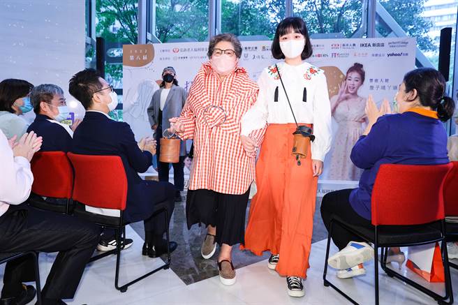 弘道老人福利基金会臺北服务处举办记者会，现场安排青银时尚伸展台的走秀活动，由四组长辈与青年搭檔化身模特儿 。（罗永铭摄）