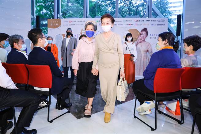 弘道老人福利基金会臺北服务处举办记者会，现场安排青银时尚伸展台的走秀活动，由四组长辈与青年搭檔化身模特儿 。（罗永铭摄）
