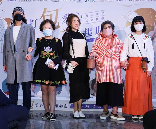 弘道老人福利基金会臺北服务处举办「打『包』爱心衣』起助老二手精品义卖会」活动，响应大使詹子晴丫头（中）也应邀出席，并透过走秀活动传达二手衣物也可以打造出新风格的观念。（罗永铭摄）