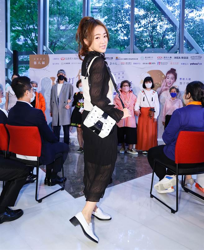弘道老人福利基金会臺北服务处举办「打『包』爱心『衣』起助老二手精品义卖会」活动，响应大使詹子晴丫头（中）也应邀出席，并透过走秀活动传达二手衣物也可以打造出新风格的观念。（罗永铭摄）