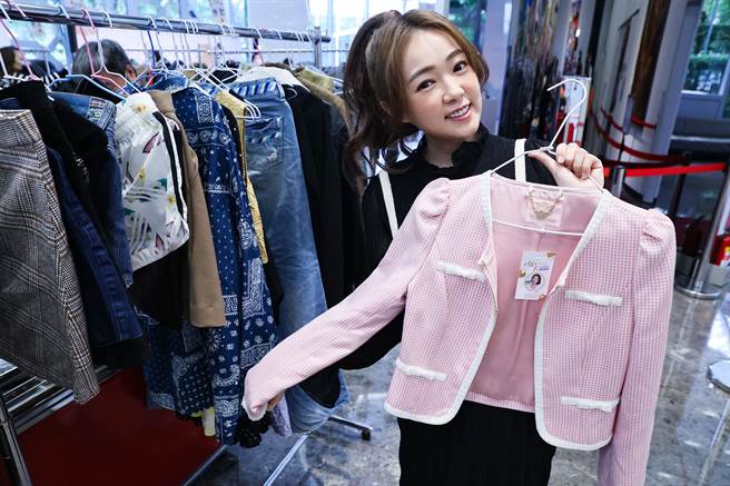 弘道老人福利基金会臺北服务处举办「打『包』爱心衣』起助老二手精品义卖会」活动，响应大使詹子晴丫头（见图）也应邀出席，并亲自帮忙整理二手衣物。（罗永铭摄）