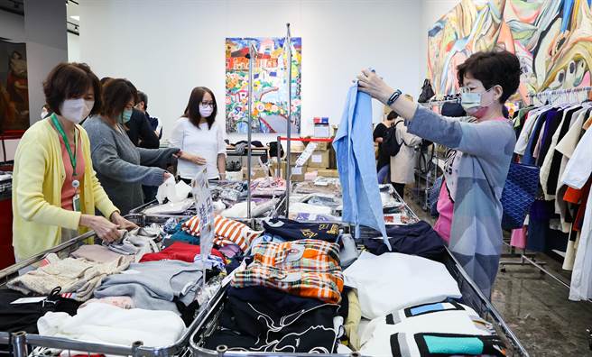 弘道老人福利基金会臺北服务处举办「打『包』爱心『衣』起助老二手精品义卖会」活动，些许民眾也前来挑选喜爱的商品，也一併做公益。（罗永铭摄）