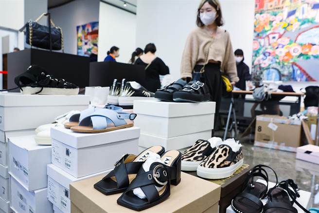 弘道老人福利基金会臺北服务处举办「打『包』爱心『衣』起助老二手精品义卖会」活动，广邀民眾前来挑选喜爱的商品，花小钱将喜爱的商品带回，还能将公益结合生活。（罗永铭摄）