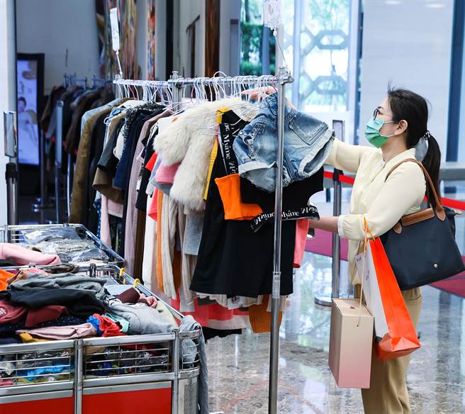 弘道老人福利基金会臺北服务处举办「打『包』爱心『衣』起助老二手精品义卖会」活动，民眾趁空檔前来挑选喜爱的商品，花小钱将喜爱的商品带回，同时也能做公益。（罗永铭摄）